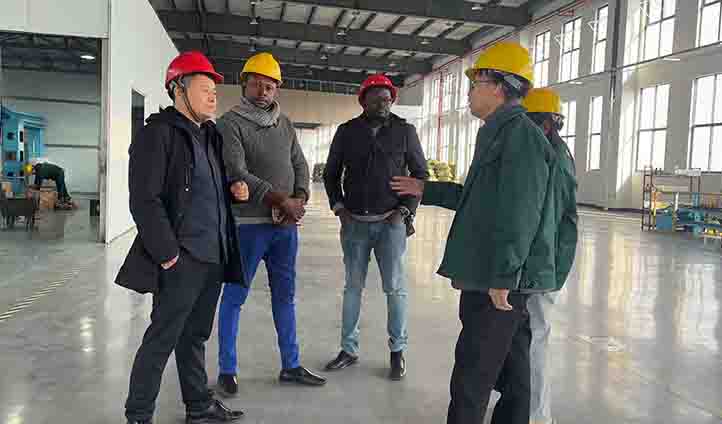 African clients visit the LPG cylinder production line, enhancing cooperation.